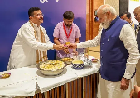 मोदी सरकार के 12 साल: NDA बैठक में सुवेंदु अधिकारी ने PM मोदी को खिलाई झालमुड़ी, नेहरू का रिकॉर्ड भी टूटा
