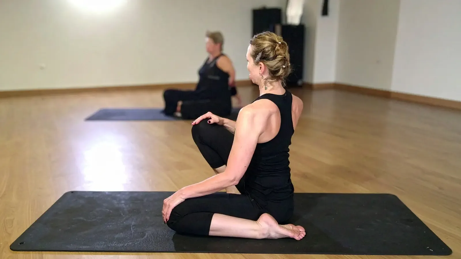 उदराकर्षणासन: पेट के रोगों से मुक्ति का सरल योगासन