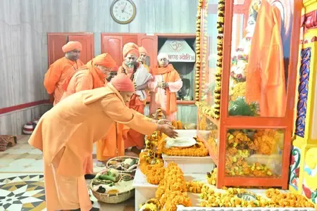क्या योगी आदित्यनाथ ने गुरु गोरखनाथ को आस्था की खिचड़ी अर्पित की?