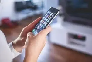 Study Reveals Increased Social Anxiety in Young Women Due to Excessive Smartphone Use