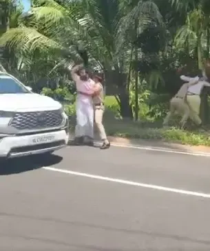 Yuva Morcha waves black flags at Chennithala, Priyanka Gandhi in Kozhikode