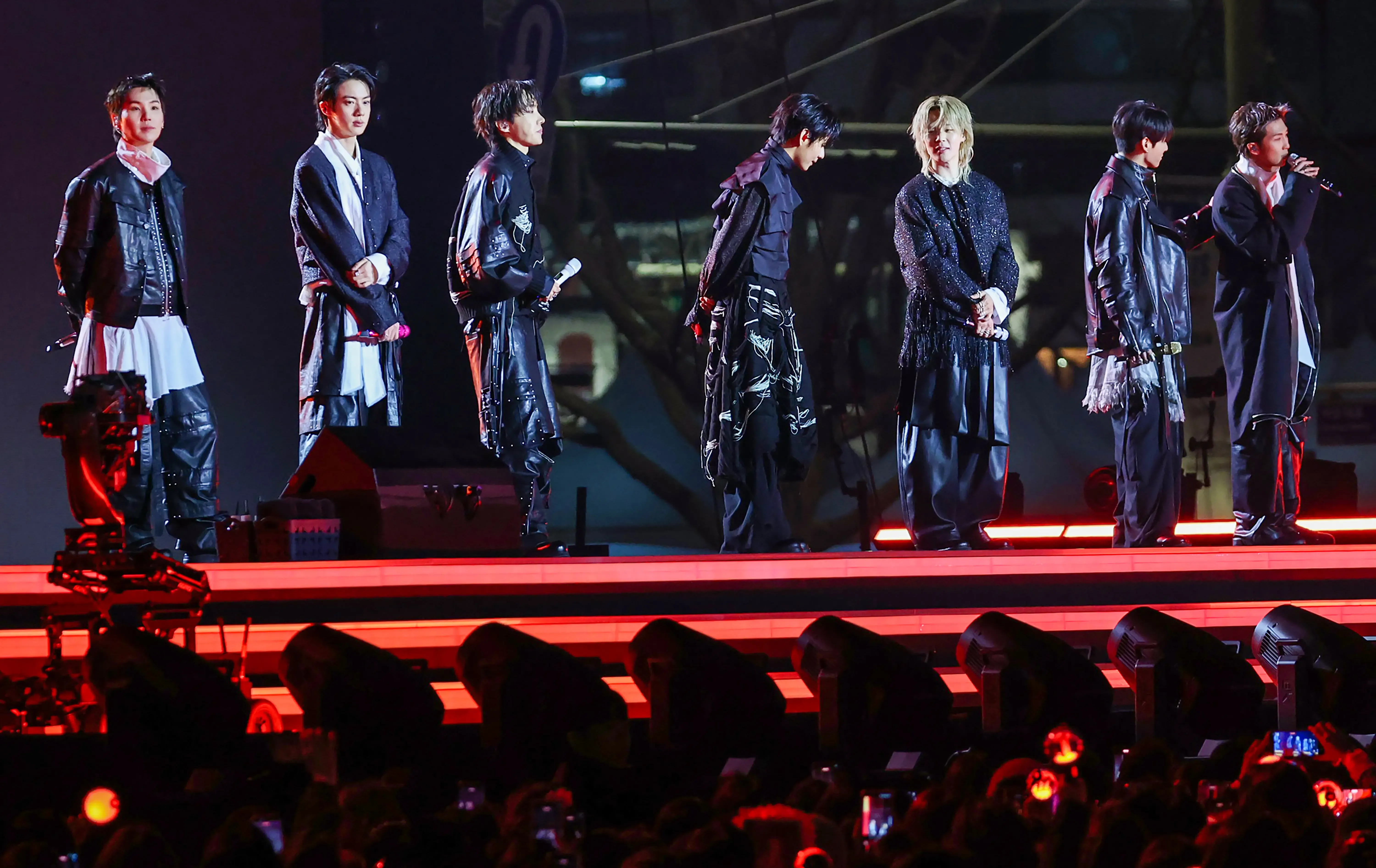 युवाओं में <b>बीटीएस</b> का दीवानापन: जानें इसका सफर कैसे शुरू हुआ