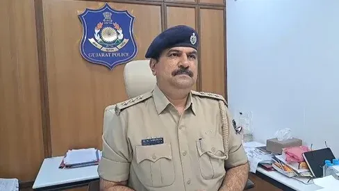 सूरत इको सेल ने ₹4 करोड़ की जमीन ठगी में असमत खान को दबोचा, यस बैंक फर्जी खाता कांड का पर्दाफाश