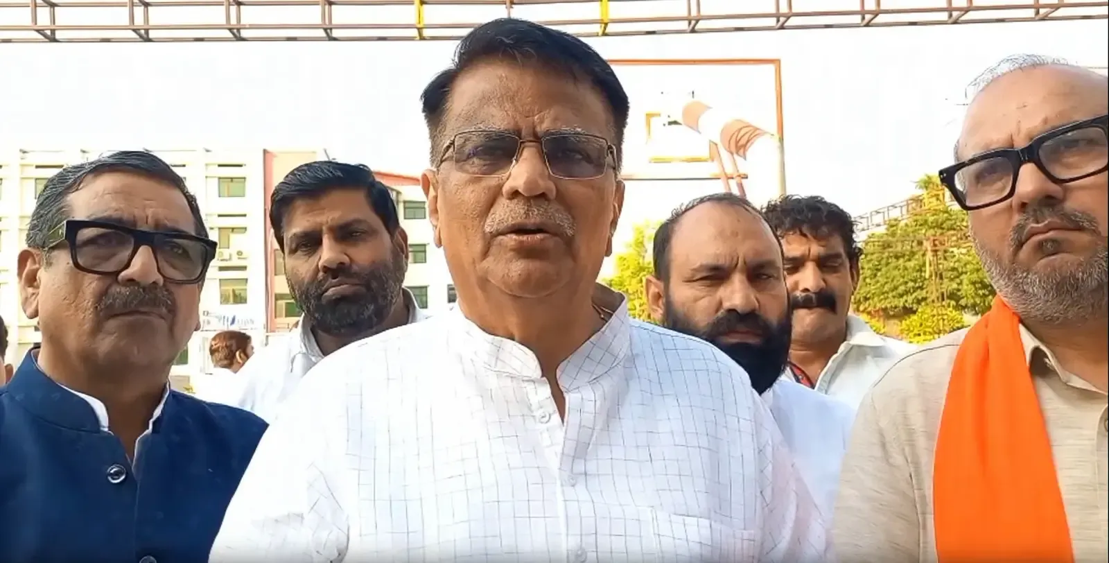 जमीन के आसमानी दाम किसानों को भूमिहीन बना रहे हैं: ओम प्रकाश धनखड़ की चेतावनी