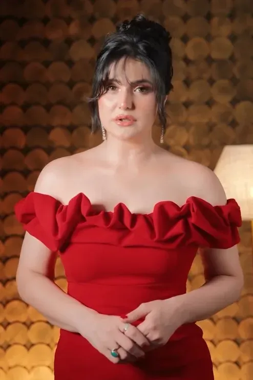 Zareen Khan confronts paparazzi over inappropriate remarks at Mumbai event