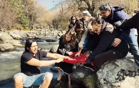 Why are Zayed Khan and Sanjay Khan Inconsolable at Zarine Khan's 'Asthi Visarjan'?