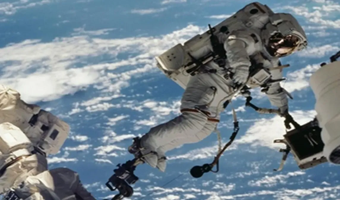 जानें जीरो ग्रैविटी में एस्ट्रोनॉट्स पानी कैसे पीते हैं? विशेष जीरो-जी कप का जादू